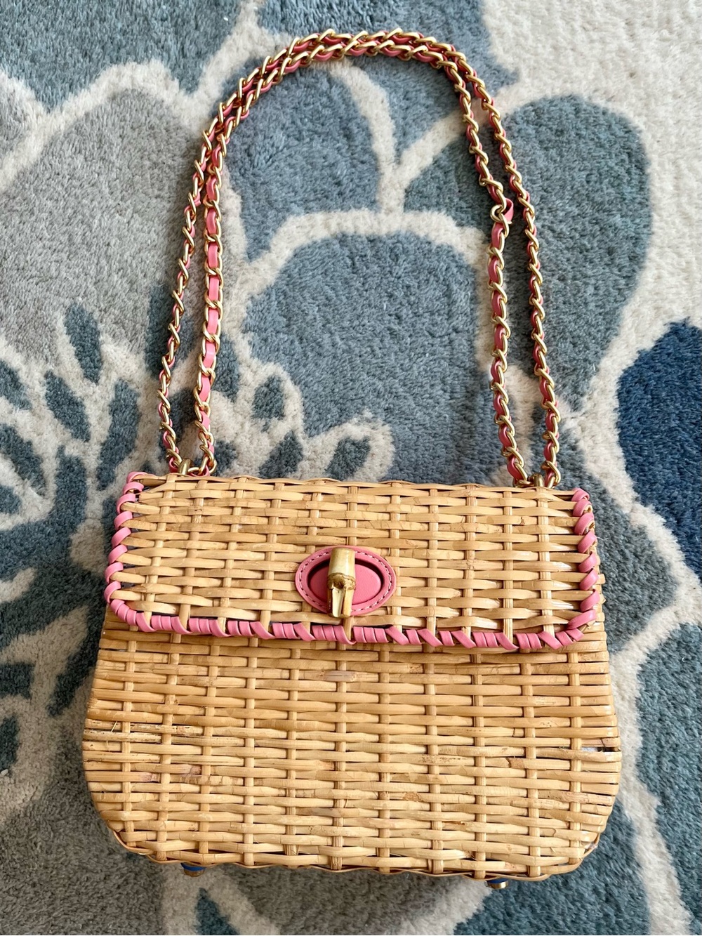 🌺 J McLaughlin Woven Straw Shoulder Bag with Pink Trim and Gold Chain Detail